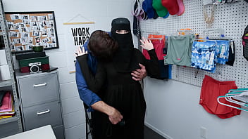 Officer Confronts Hijab Shoplifter Teenager About Her Crime - Lifterhub