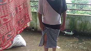 कपडे सुखाती पड़ोसन भाभी को पटाकर बैडरूम में चुदाई किया ! Gonzo Nepali Fuckfest