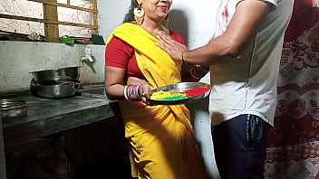 होली पर सेक्सी भाभी को रंग लगाकर किचन स्टैंड पर दर्दनाक चोदा Hardcore Bhabhi Bang साफ हिंदी आवाज में
